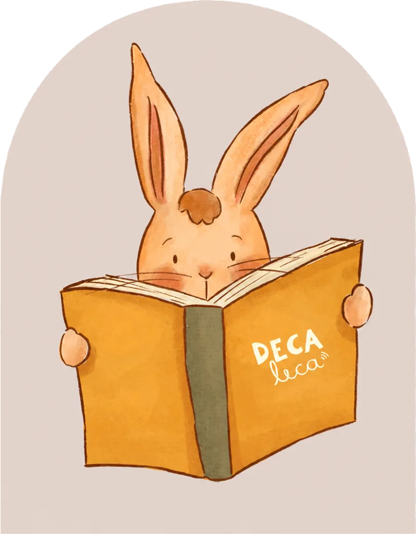 Mascote coelhinho da Deca Leca lendo um livro com o logo da marca